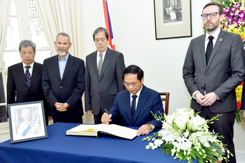 Bộ trưởng Ngoại giao Việt Nam ký sổ tang Nữ hoàng Anh Elizabeth II